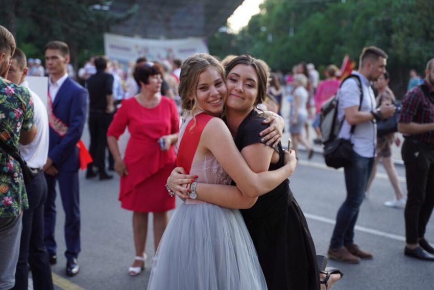 В Анапе поздравляли выпускников-медалистов: как это было