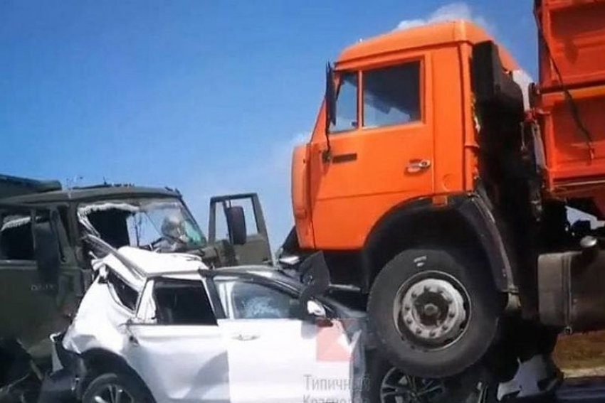На дороге Анапа-Крымск-Славянск-на-Кубани массовое ДТП, повреждено 13 автомобилей 