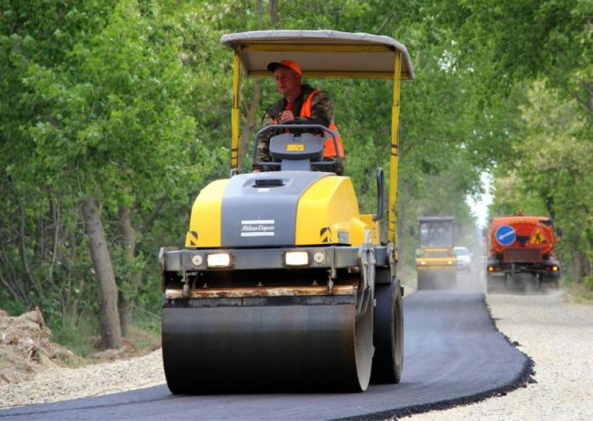  Анапские рабочие начали асфальтировать дорогу на Бужор