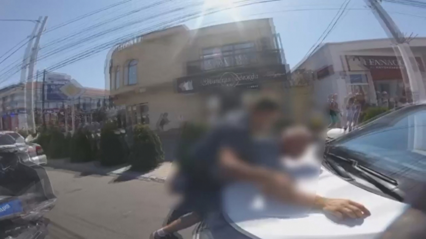 Полицейские Анапы и Крыма жестко задержали подозреваемого в краже (видео)