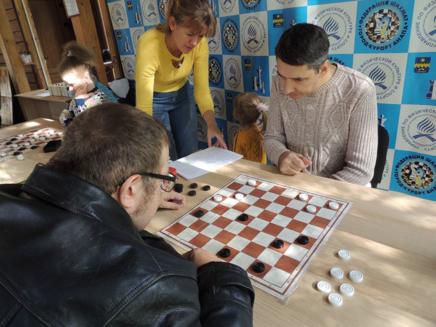 Особенные дети и взрослые в Анапе участвовали в соревнованиях по шашкам
