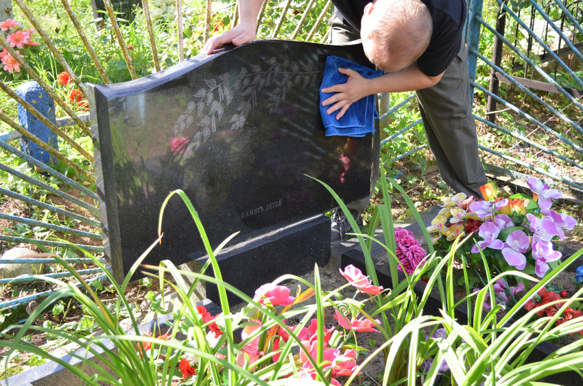Кто в Анапе должен ухаживать за памятниками на кладбище?