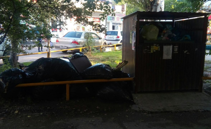 Коммунальщики в Анапе долго спят: утром в городе горы мусора!