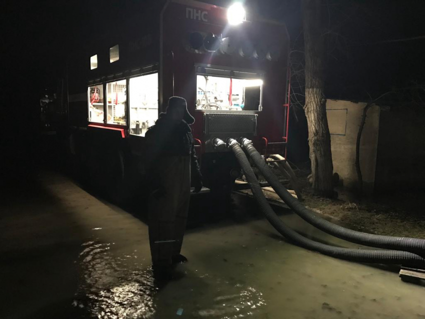 В Анапе на Пионерском проспекте воду откачивают и днём, и ночью