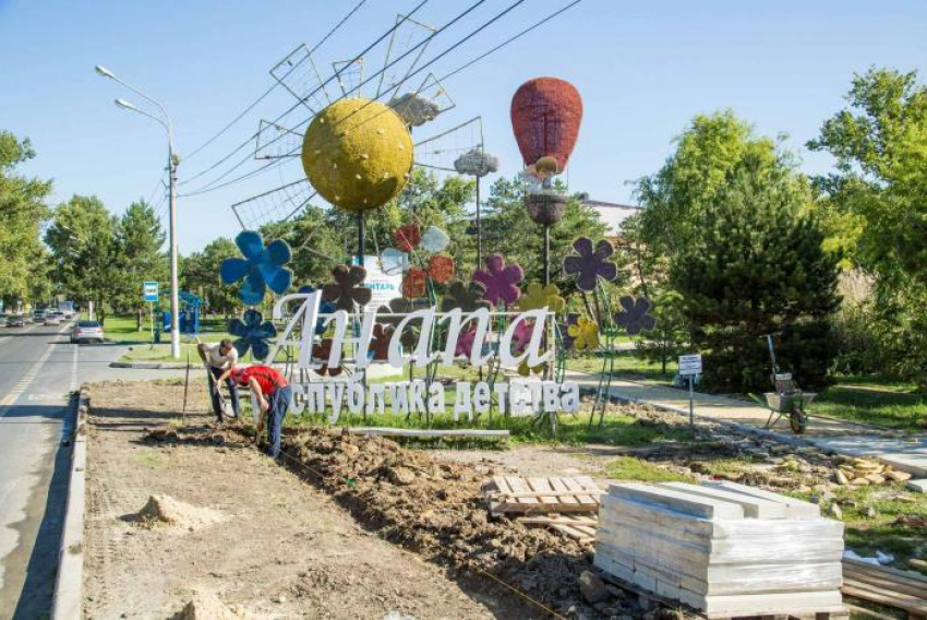 В Анапе обновляют известную стелу на Пионерском проспекте