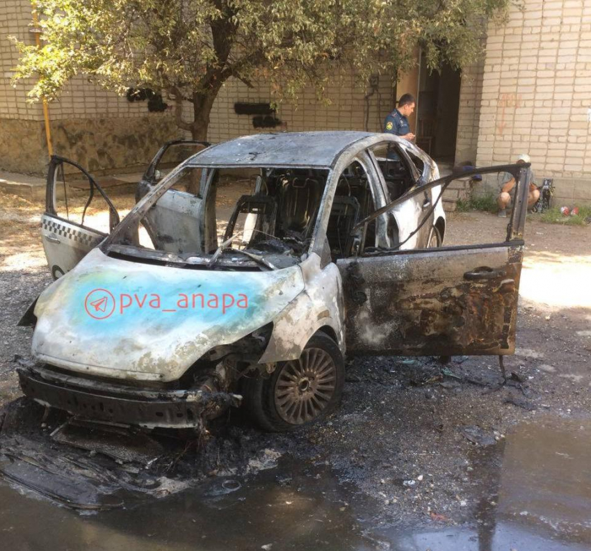 "Хорошо что не взорвалась": машина такси сгорела в Анапе 