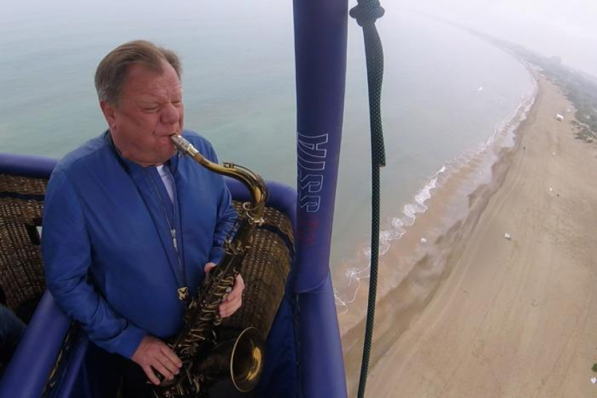 Игорь Бутман исполнил на саксофоне гимн России в небе над Анапой 