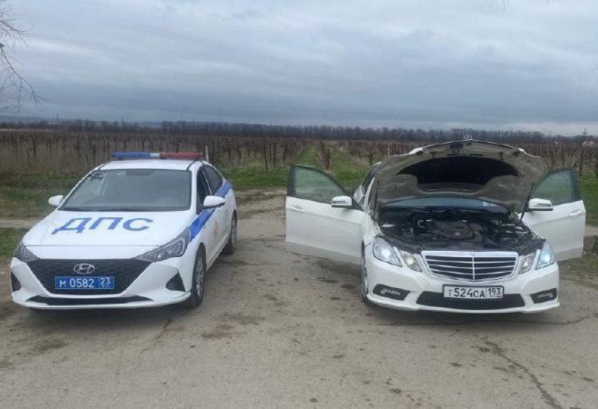 Полиция Анапы проверила информацию о Mercedes cо спецсигналом