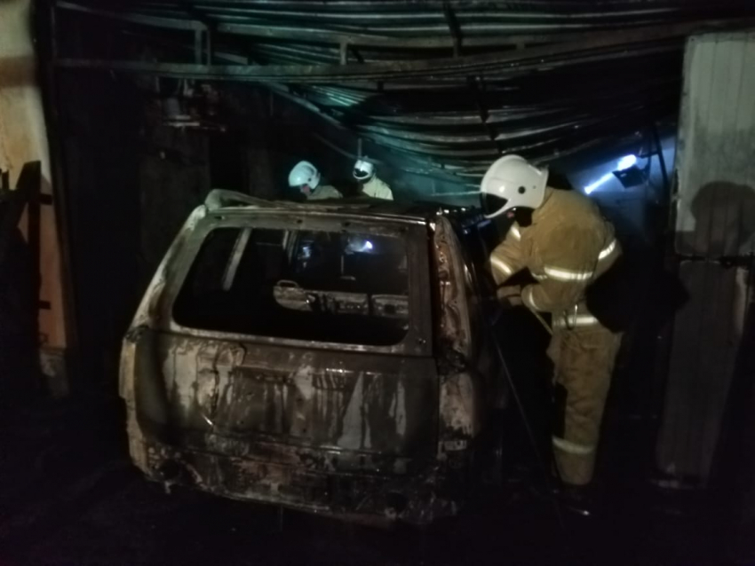 В Гостагаевской под Анапой загорелся гараж и «Ниссан": пострадал мужчина