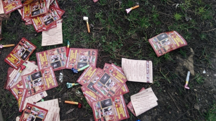 «Цирк уехал, а листовки остались»: неизвестные взломали цирковой фургон в Анапе