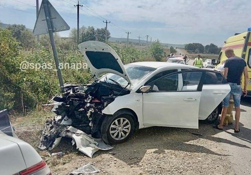 В Анапе мужчина ударил девочку ножом, а на трассе под Анапой женщину зажало в авто