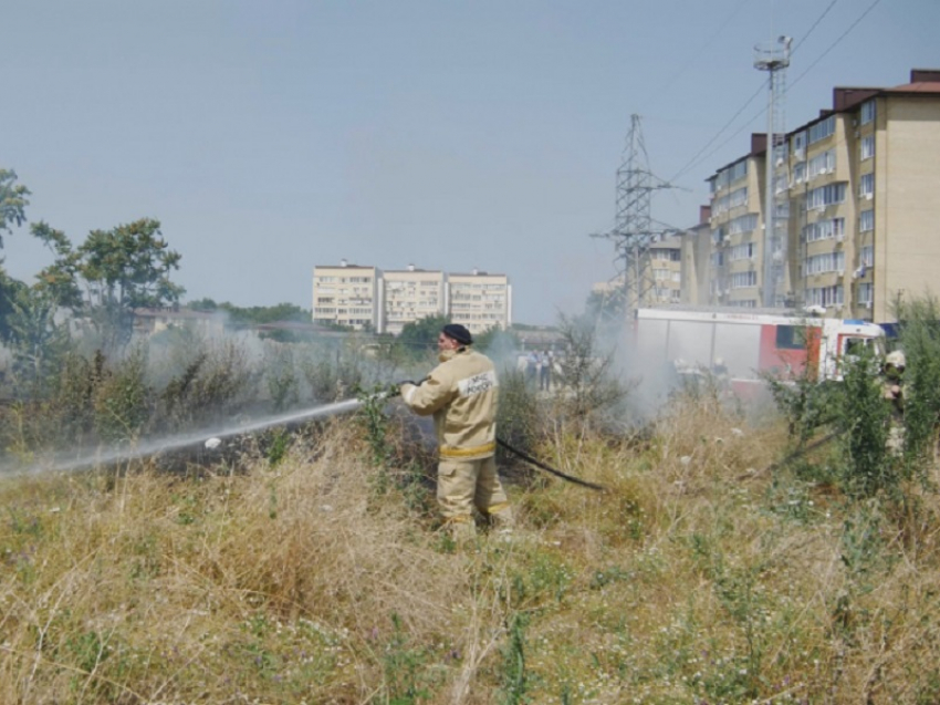 В Анапе произошел пожар недалеко от ТРЦ «Красная площадь»