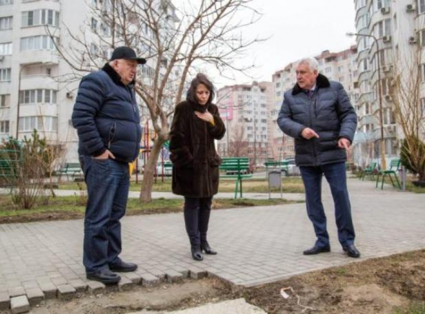 Благоустроить обочины, организовать парковку, - мэр Анапы побывал на улице Крылова