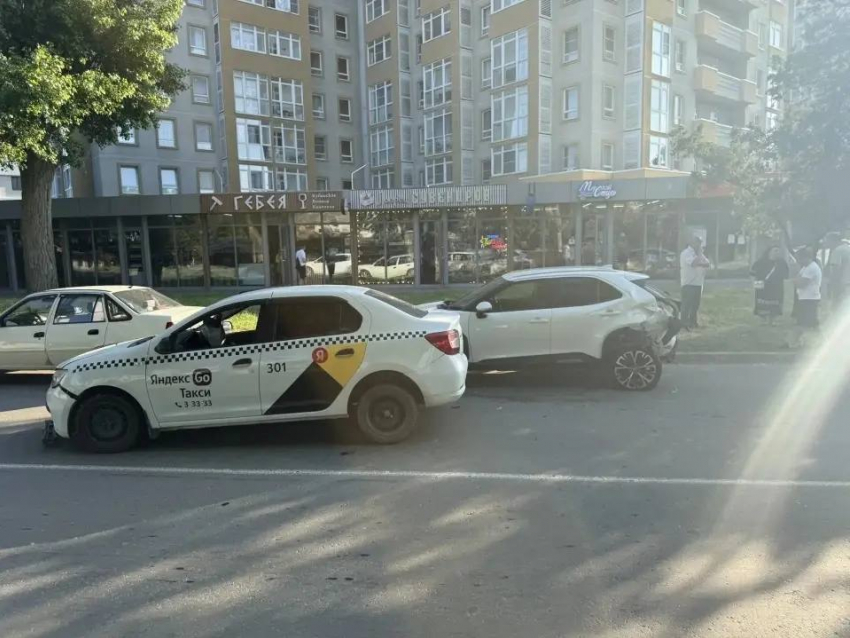 В Анапе в ДТП с такси пострадали два пассажира