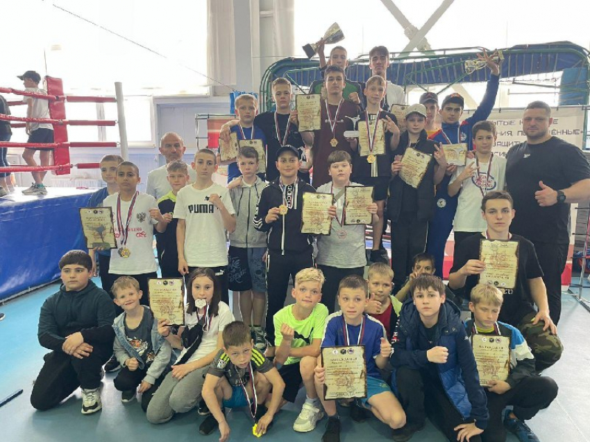 Анапские спортсмены одержали победу на краевом турнире по кикбоксингу