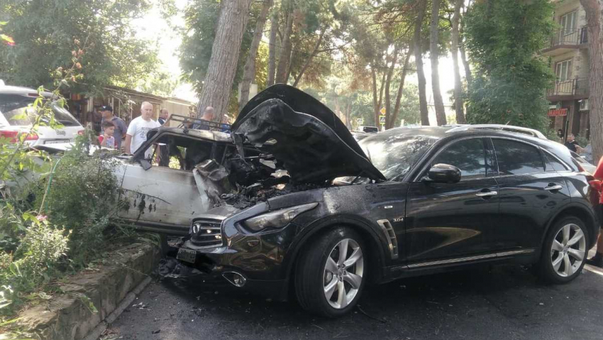 Прямо сейчас в Анапе дтп собрало в кучу три машины: запах гари на три квартала