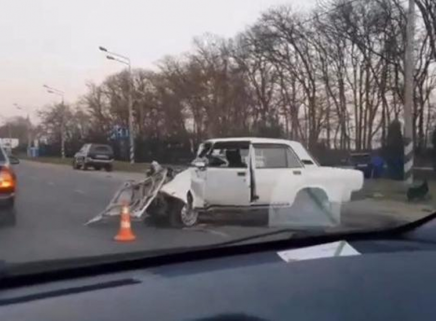 В Анапе жёсткая авария: «семёрка» всмятку, внедорожник - в ёлках
