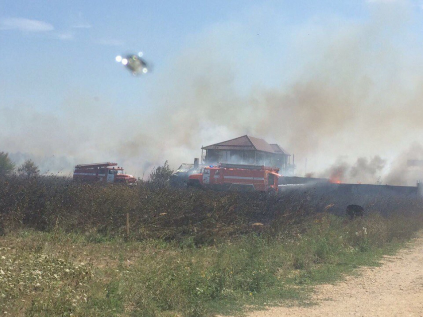 В Витязево под Анапой горели 900 квадратных метров поля