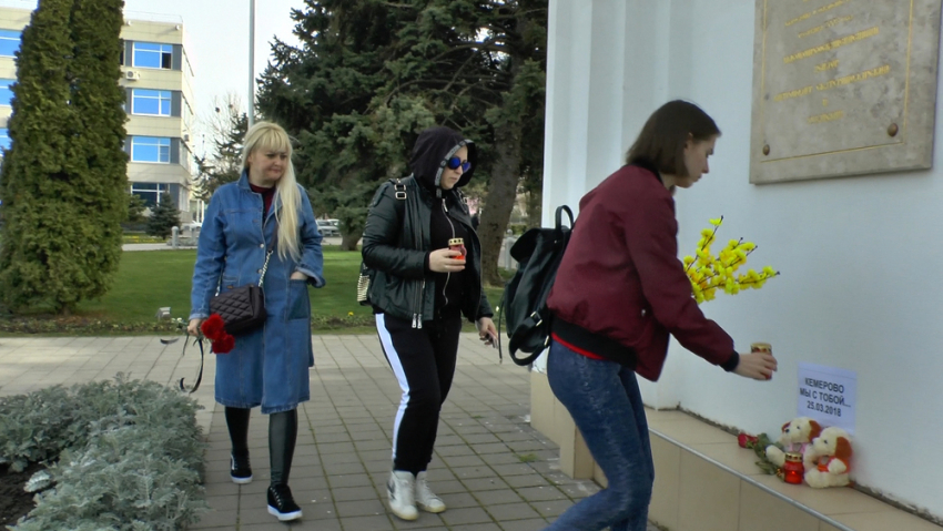 Жители Анапы почтили память жертв трагедии в Кемерово 