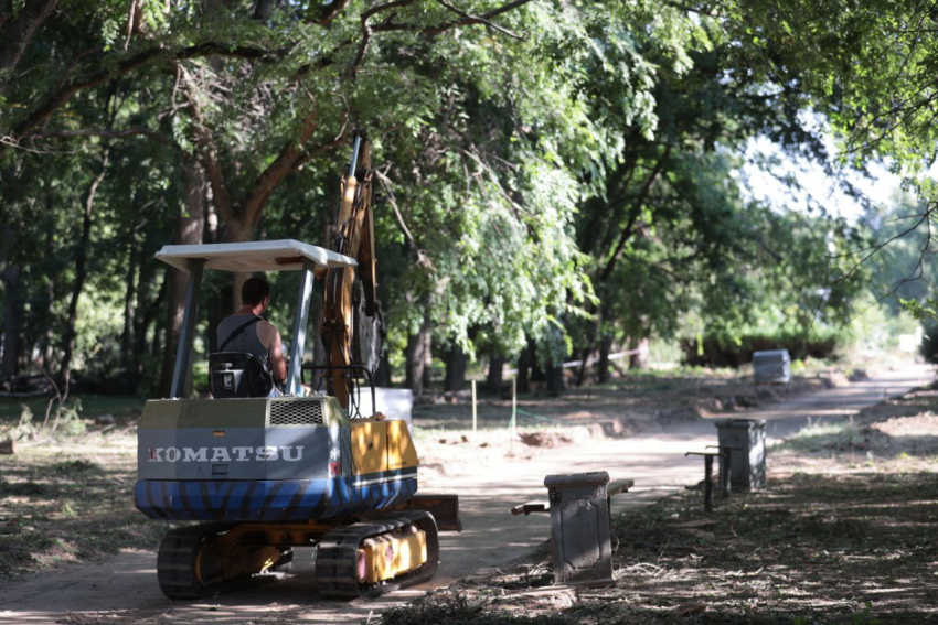 В поселке Виноградном под Анапой продолжается реконструкция парка