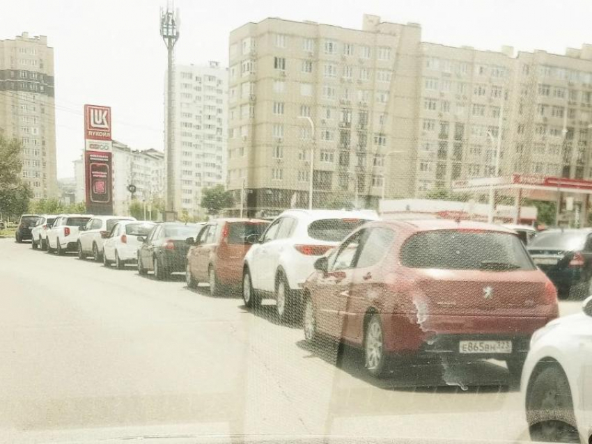 Бензиновый ажиотаж в Анапе не утихает: водителей просят не создавать дефицит своими руками