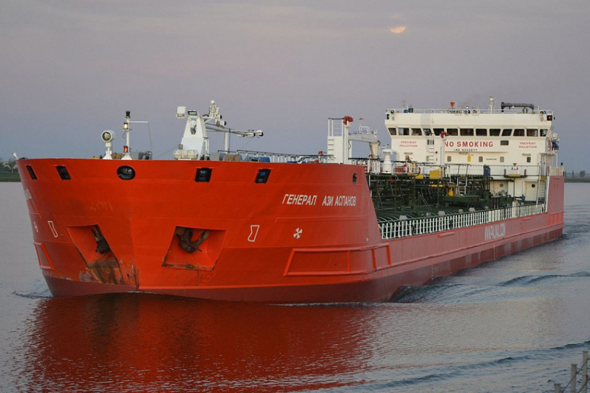 Угрозы затопления нефтяного танкера в Азовском море нет