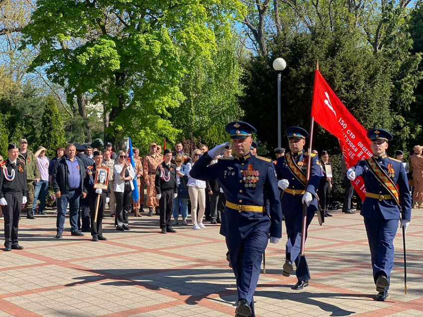 К Вечному огню в Анапе возложили Гирлянду Славы и Венки Памяти