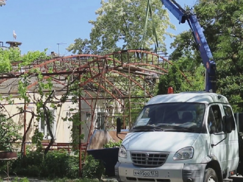 В Анапе сносят незаконные конструкции