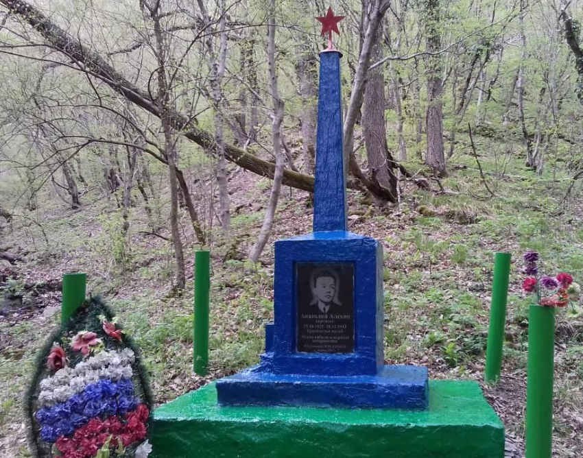 Где в Анапе находится памятник юному партизану-разведчику Толе Алёхину?