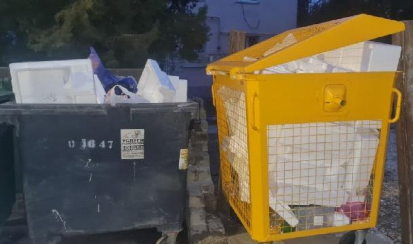 Мусорные контейнеры в Анапе до отказа забили пенопластом: почему так нельзя делать 