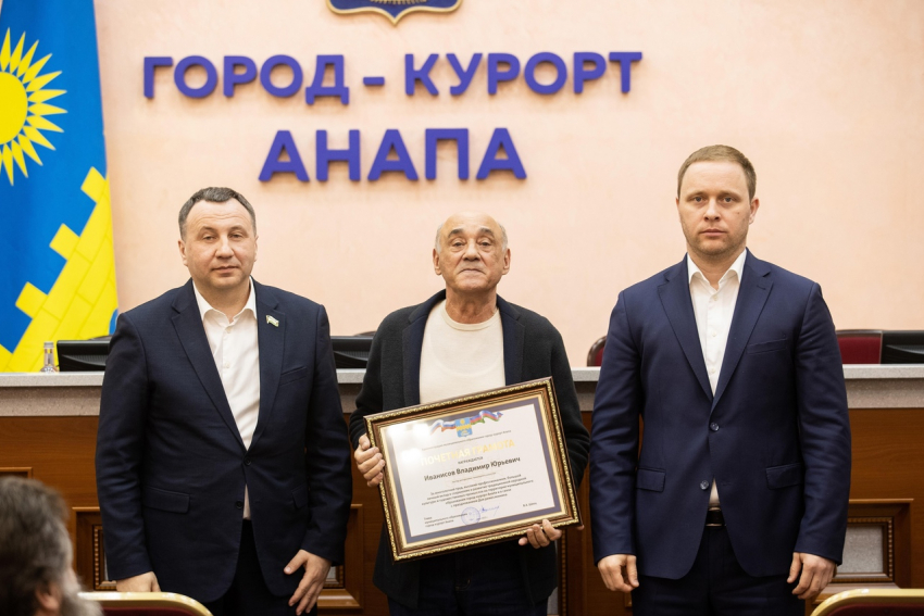 Мастерам анапского Арт-сообщества вручили почётные грамоты