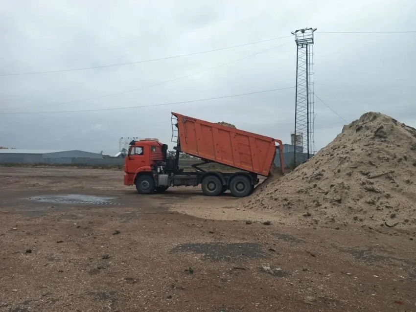 Это только за последние дни: на площадку временного хранения в хуторе Воскресенском вывезено 230 тонн замазученного грунта