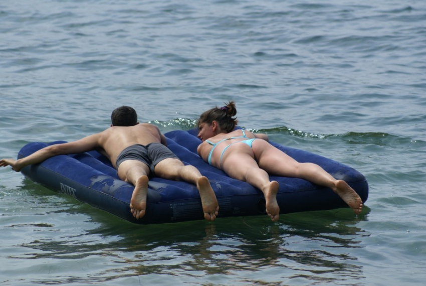 В Анапе снова запрещено плавание на надувных матрасах