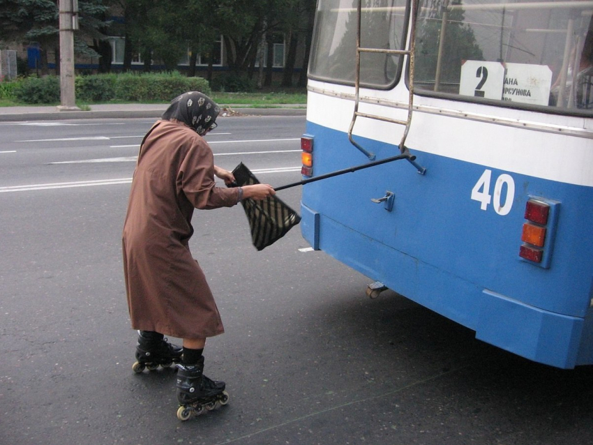 В Анапе старушка на ходу запрыгивала в маршрутку, удерживая рукой автоматическую дверь