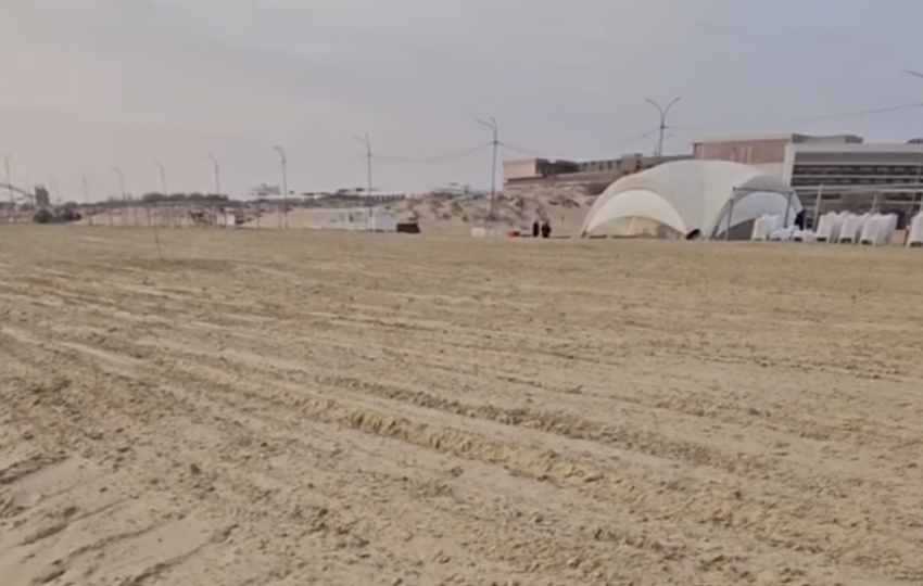 На пляжах Анапы продолжается проверка качества завезённого песка