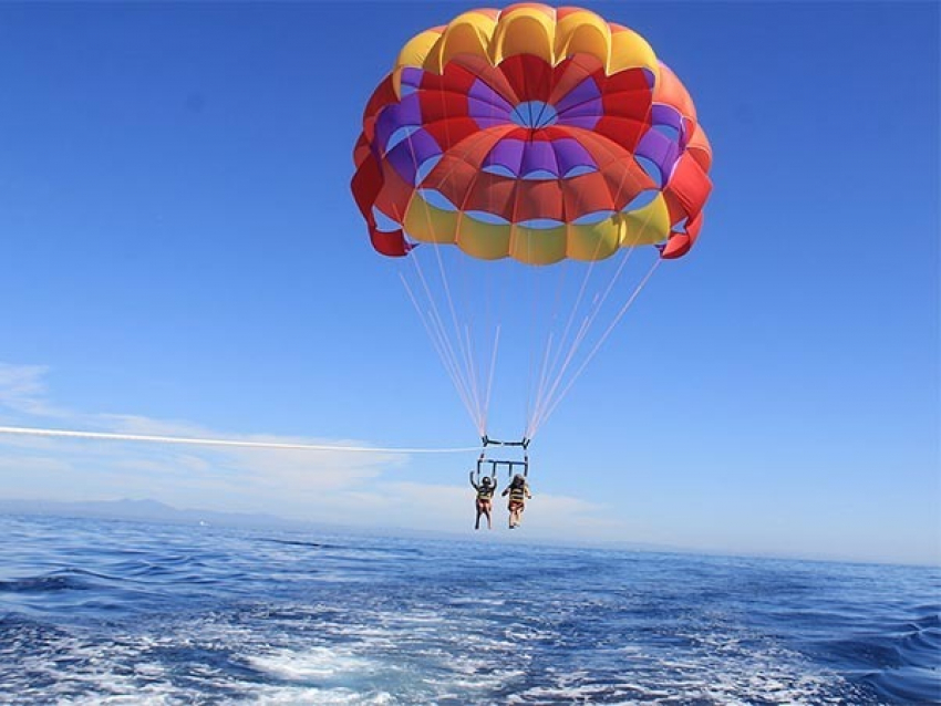 В Анапе запретили катать отдыхающих на опасном парашюте
