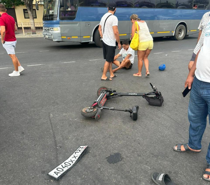 "Отлетел на 15 метров": в центре Анапы таксист сбил самокатчика