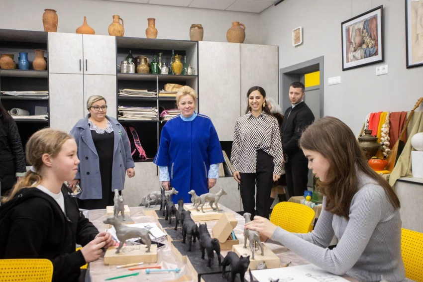 Мэр Анапы оценила обновление художественной школы города