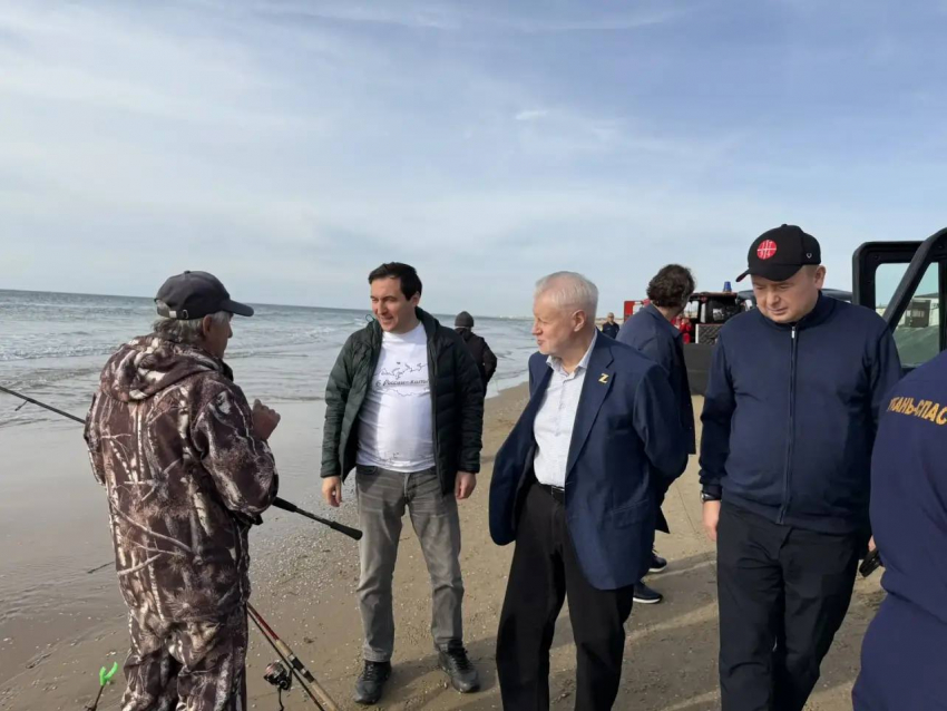 Мазута нет, но может появиться: пляжи Анапы проверил Сергей Миронов