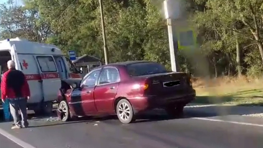 На трассе под Анапой «Шевроле» въехал во внедорожник: к месту аварии прибыла скорая