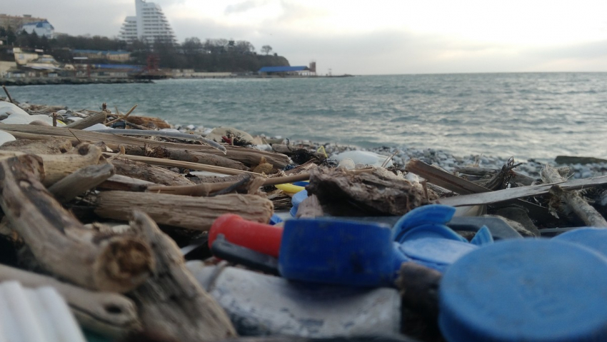 Зимой на анапском пляже постмодернизм или просто мусор, который выбросило на берег