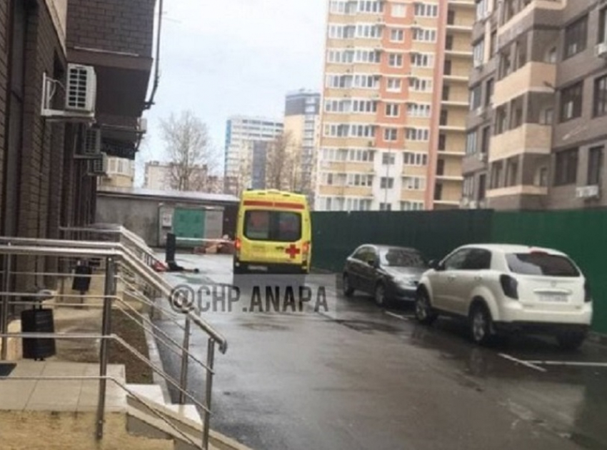 В Анапе из окна многоэтажки выпала женщина, она погибла