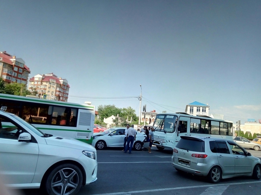 Тройное ДТП: в Анапе столкнулись два автобуса и легковушка