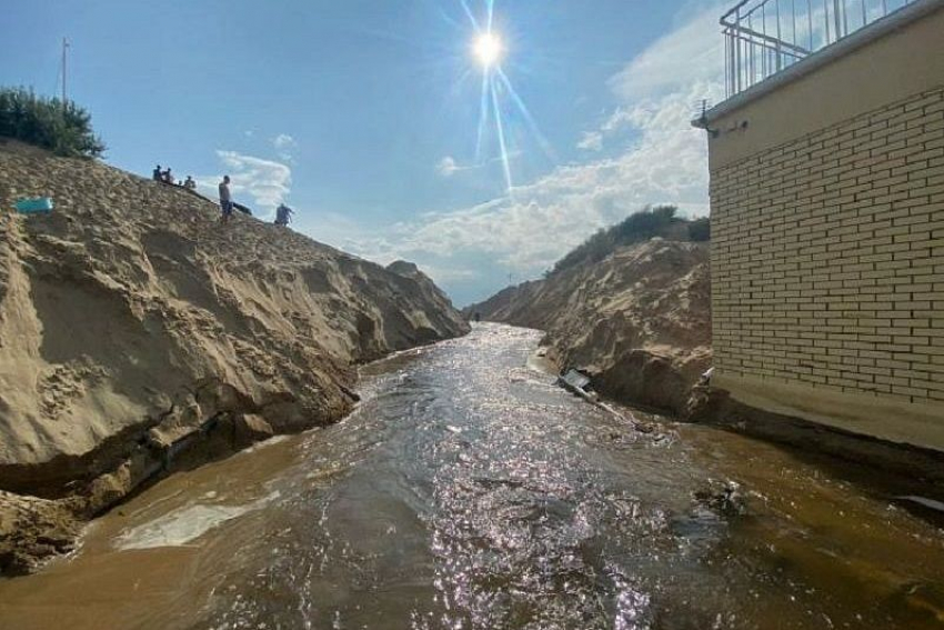 В Анапе на Пионерском проспекте для отвода воды прорыли канал в море