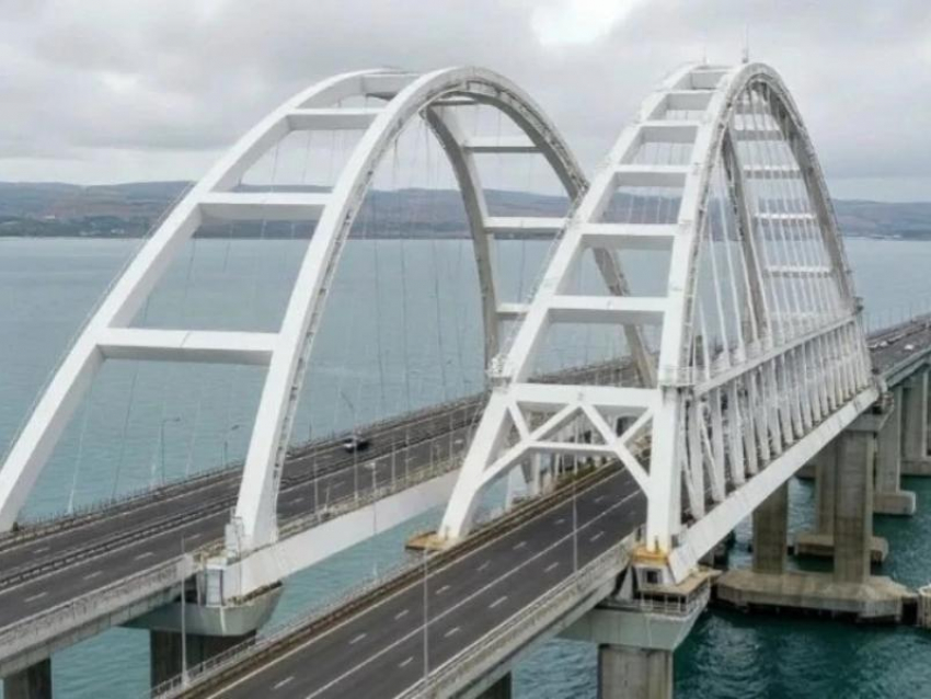 На Крымском мосту ужесточили правила провоза топлива: только в спецканистрах и не более 200 литров