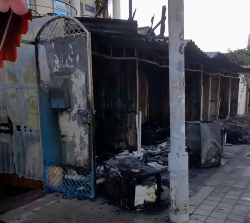 Пожар на Пионерском проспекте: горели торговые ролеты