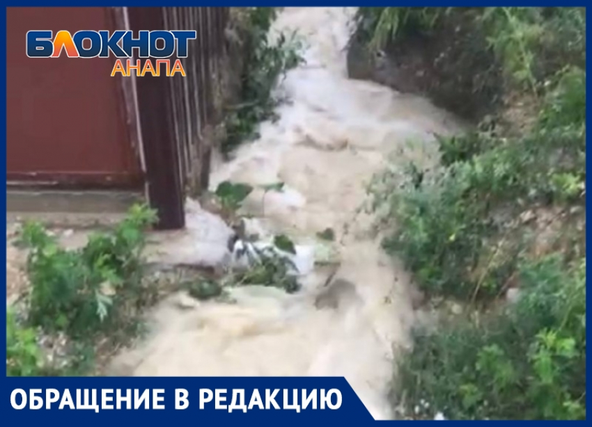 «Бьют ключи и размывает фундамент»: в селе под Анапой люди просят помощи