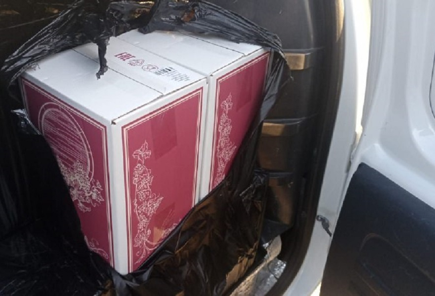 Полицейские Анапы изъяли у автовладельца 300 литров «левого» алкоголя