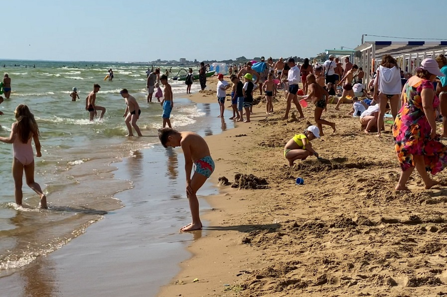 Вода в джемете сегодня. Золотые Пески Витязево пляж. Анапа Витязево море сейчас 2022. Пляж Витязево в Анапе 2022. Центральный пляж Джемете.