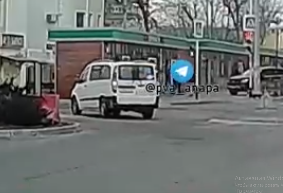 В Анапе водитель Mercedes проехал на красный свет и не пропустил пешеходов